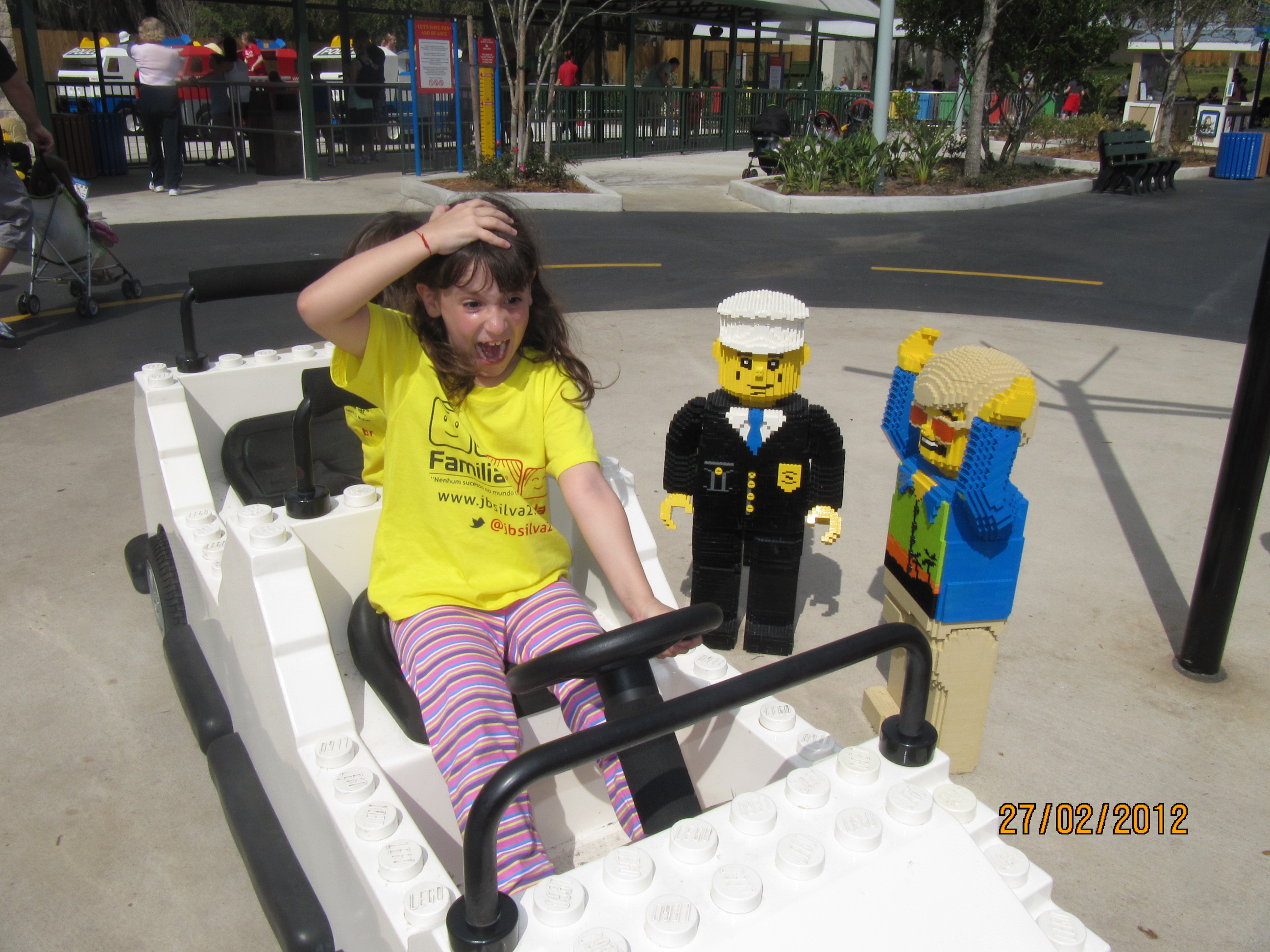 Amanda bateu com o carro na Legolândia!