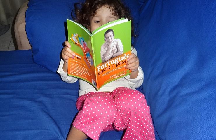 Letícia estudando português, com 3 anos