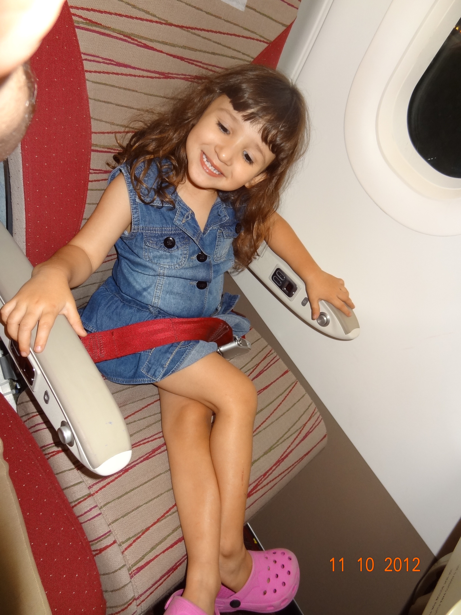 Letícia cheia de pose no avião