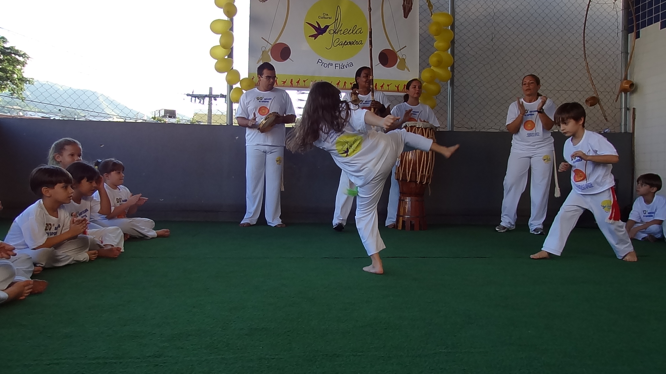 Amanda jogando capoeira com o amigo