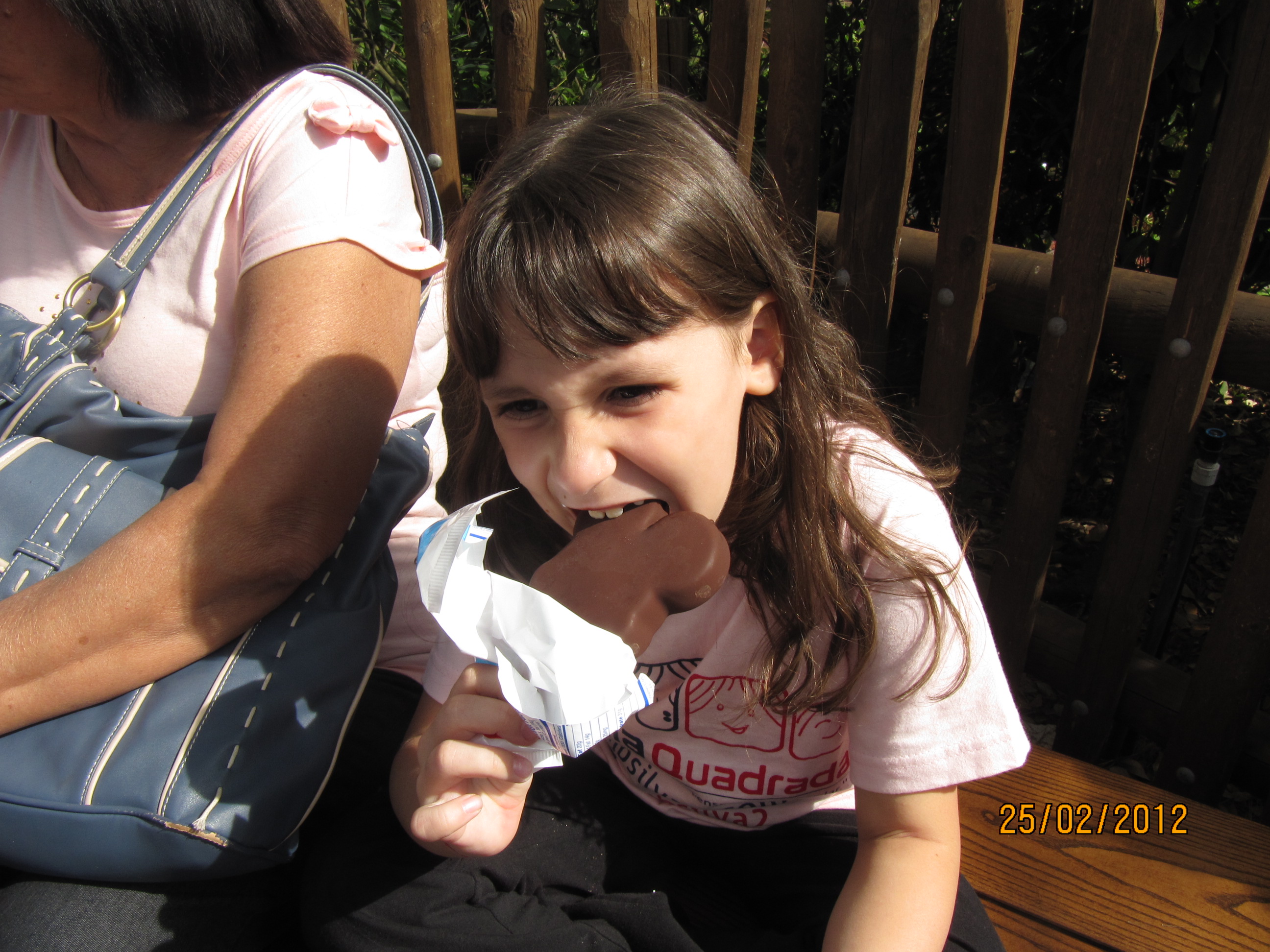 Amanda mordendo a orelha do Mickey de sorvete