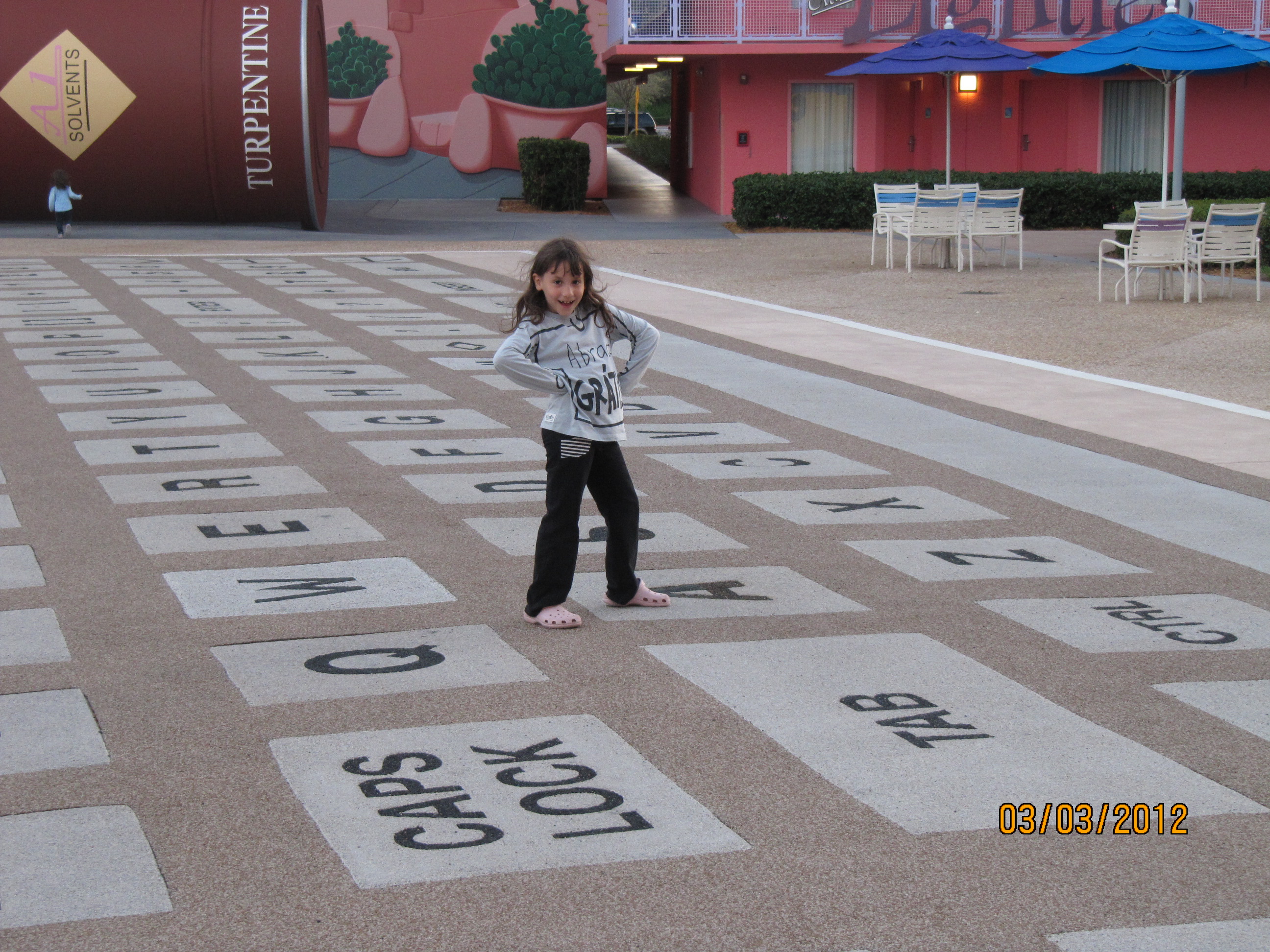 Brincando no teclado gigante do hotel