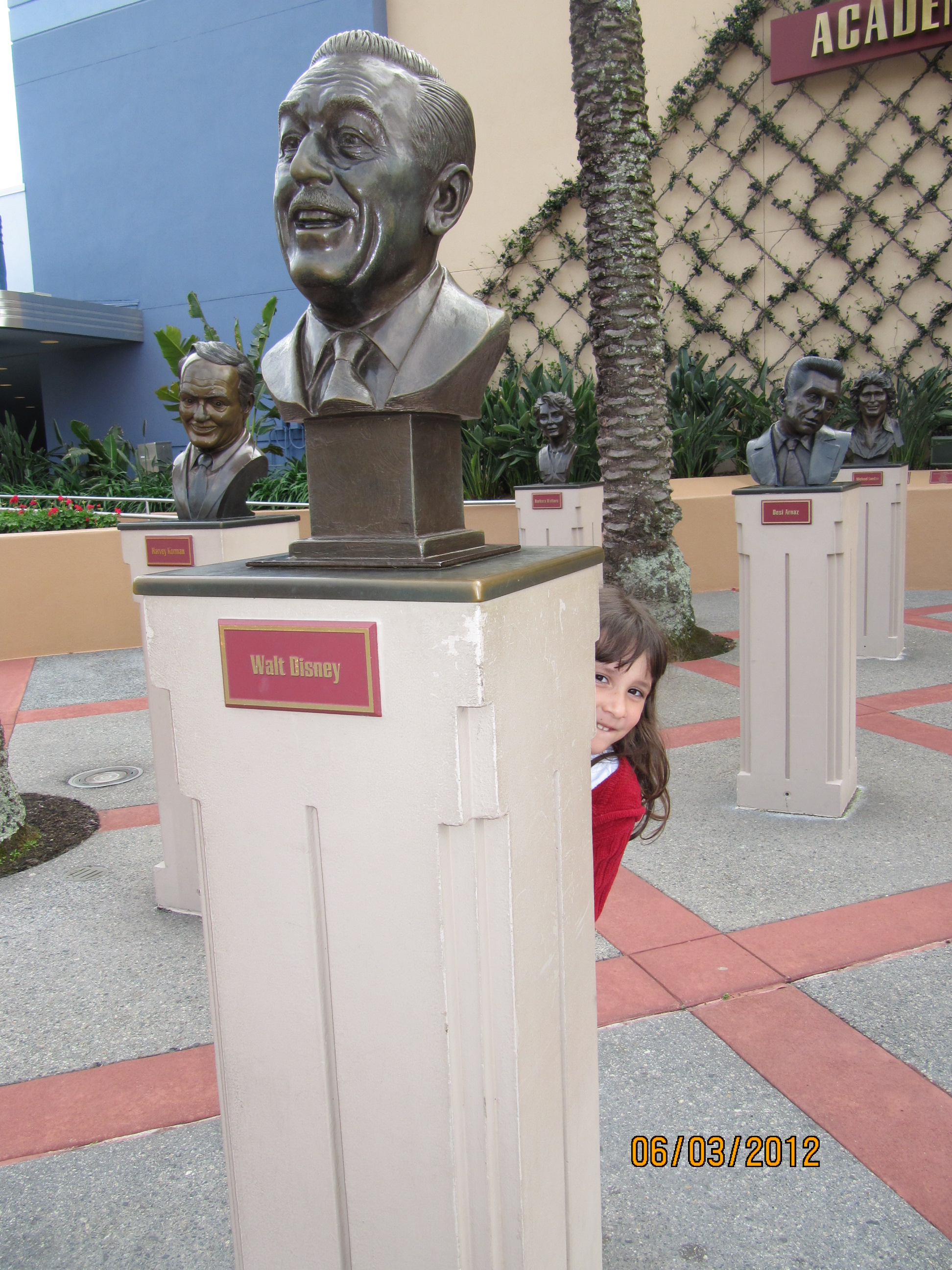 Espiando atrás do busto de Walt Disney