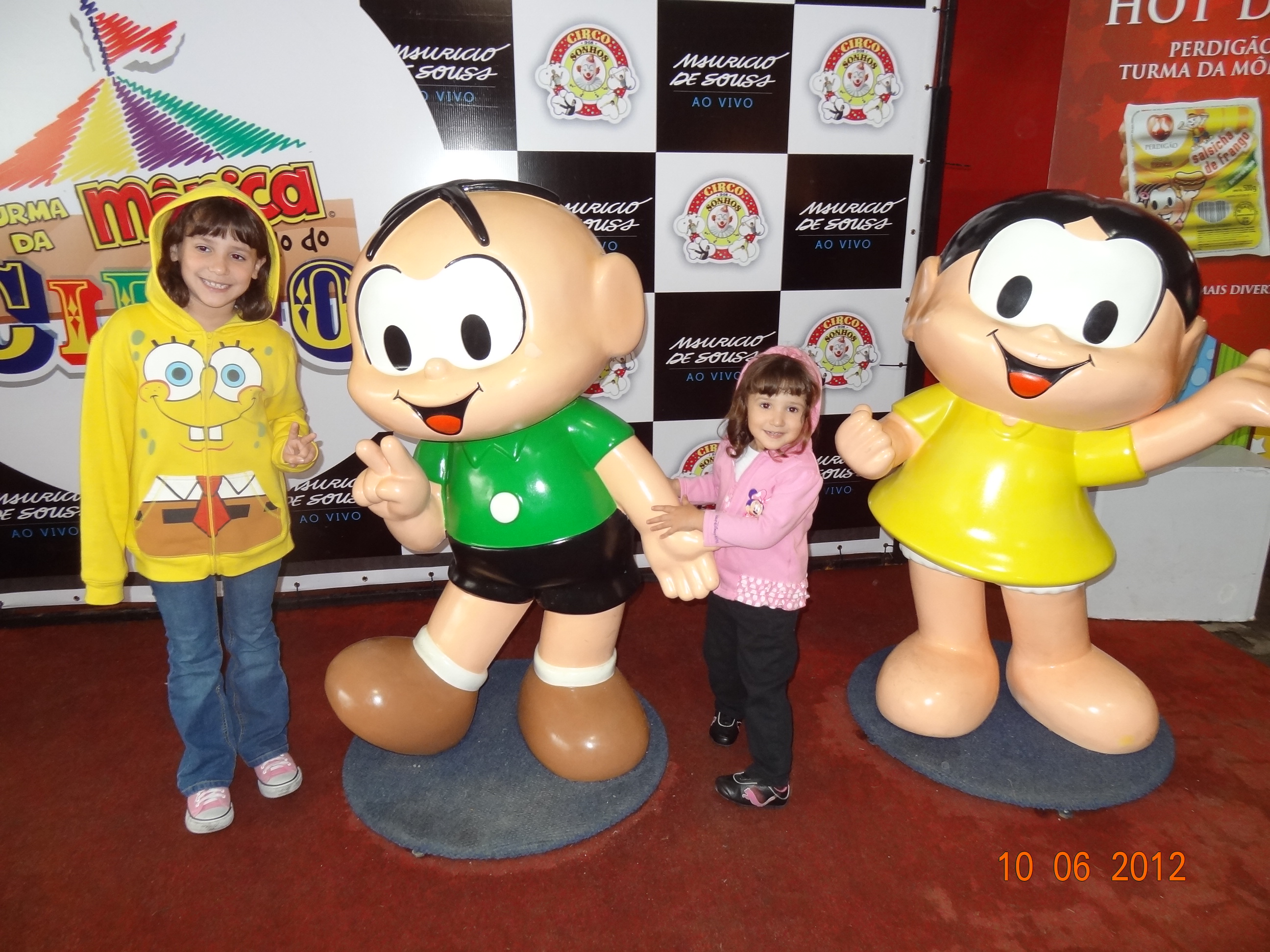 Amanda e Letícia posando com Cebolinha e Magali