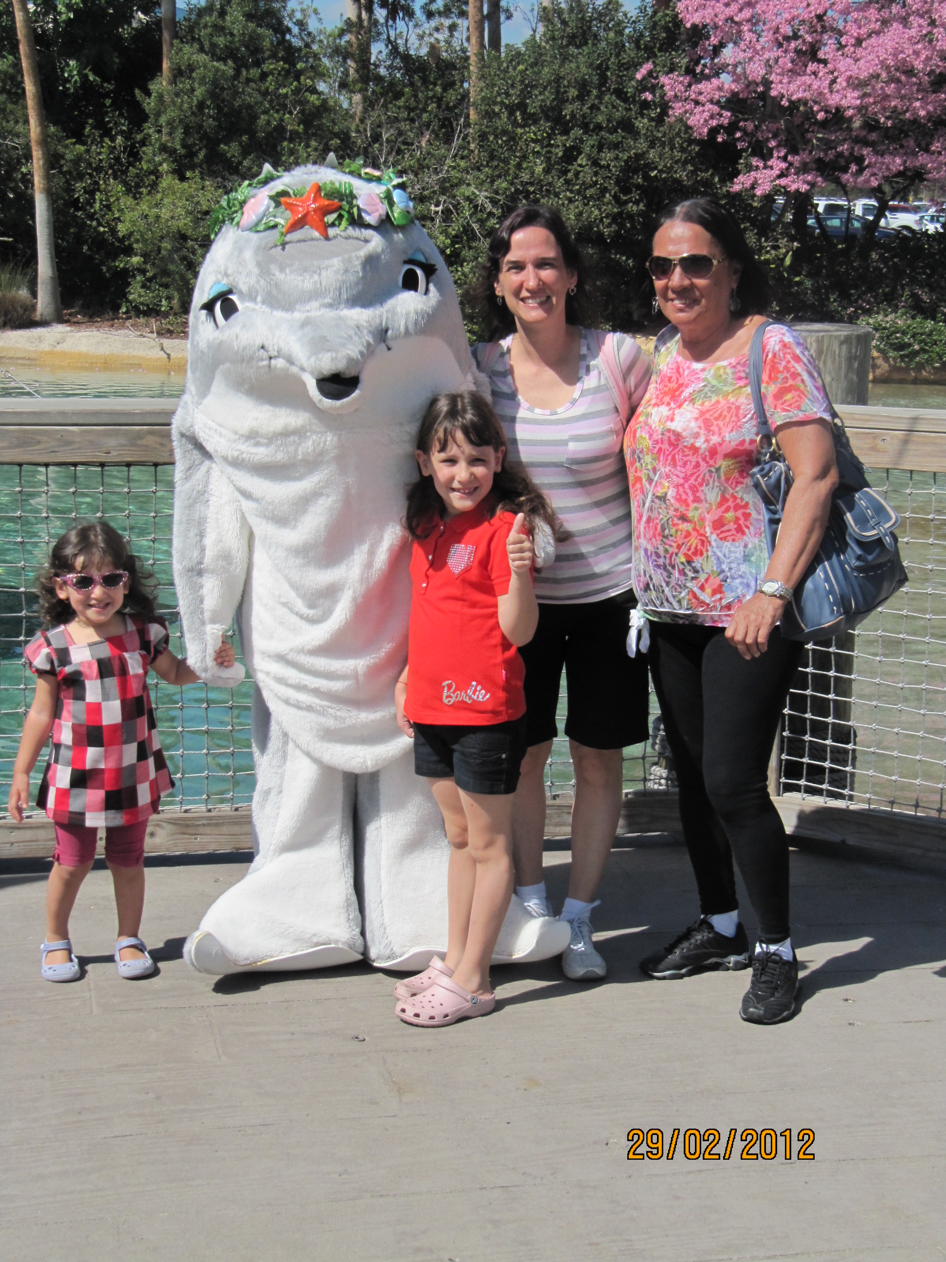 Vovó Lulu com as netinhas no Sea World