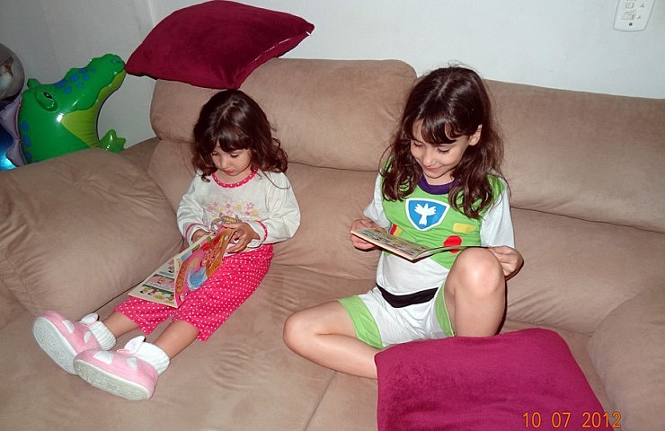 Amanda e Letícia lendo revistinhas da Turma da Mônica