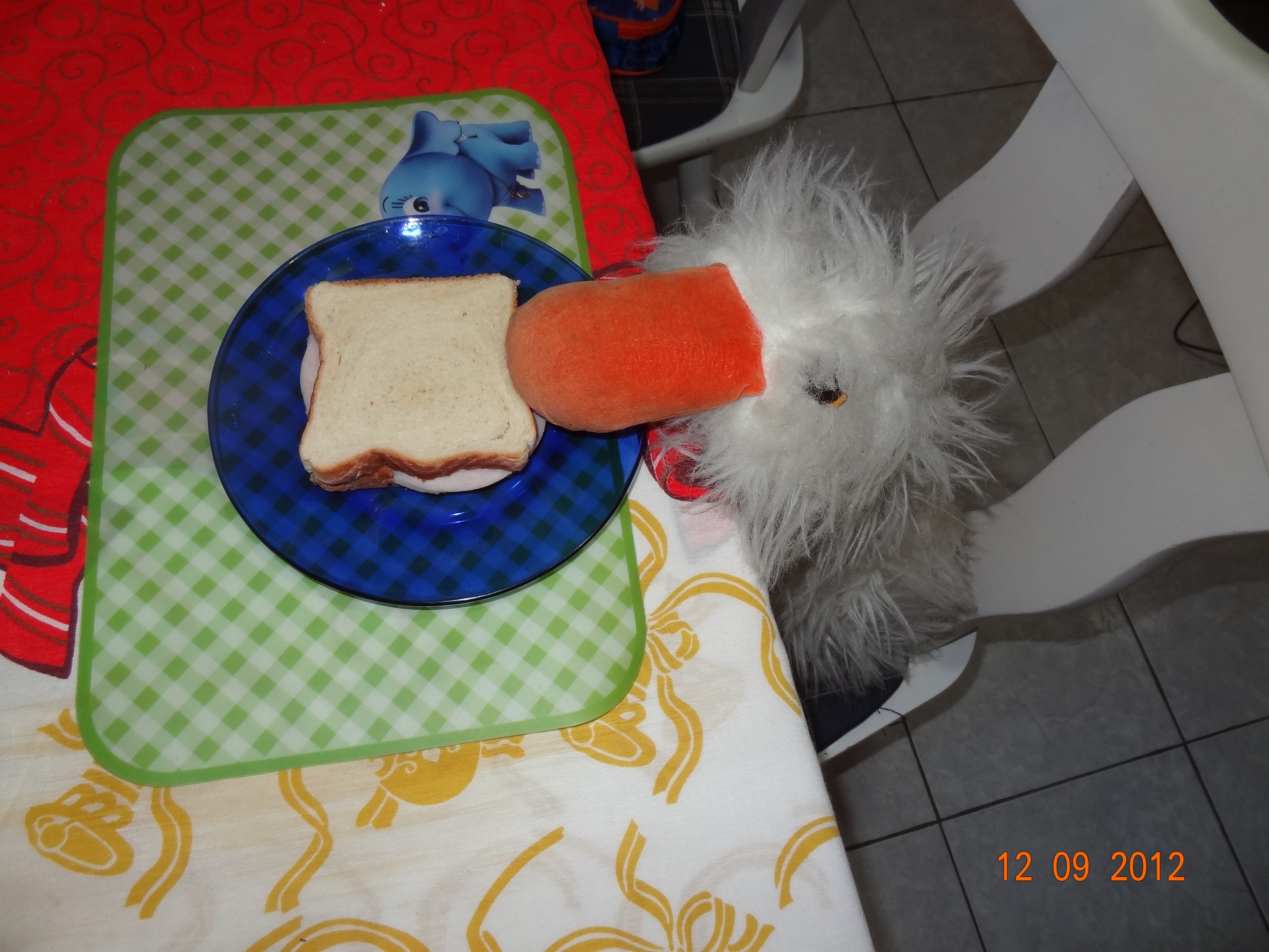 Pato Duque roubando o lanche da mamãe!