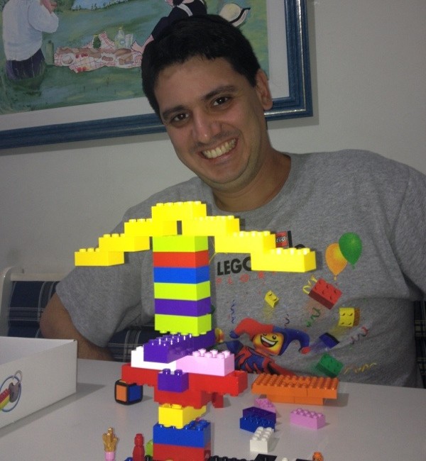 Marcelo e sua torre do LEGO Champion