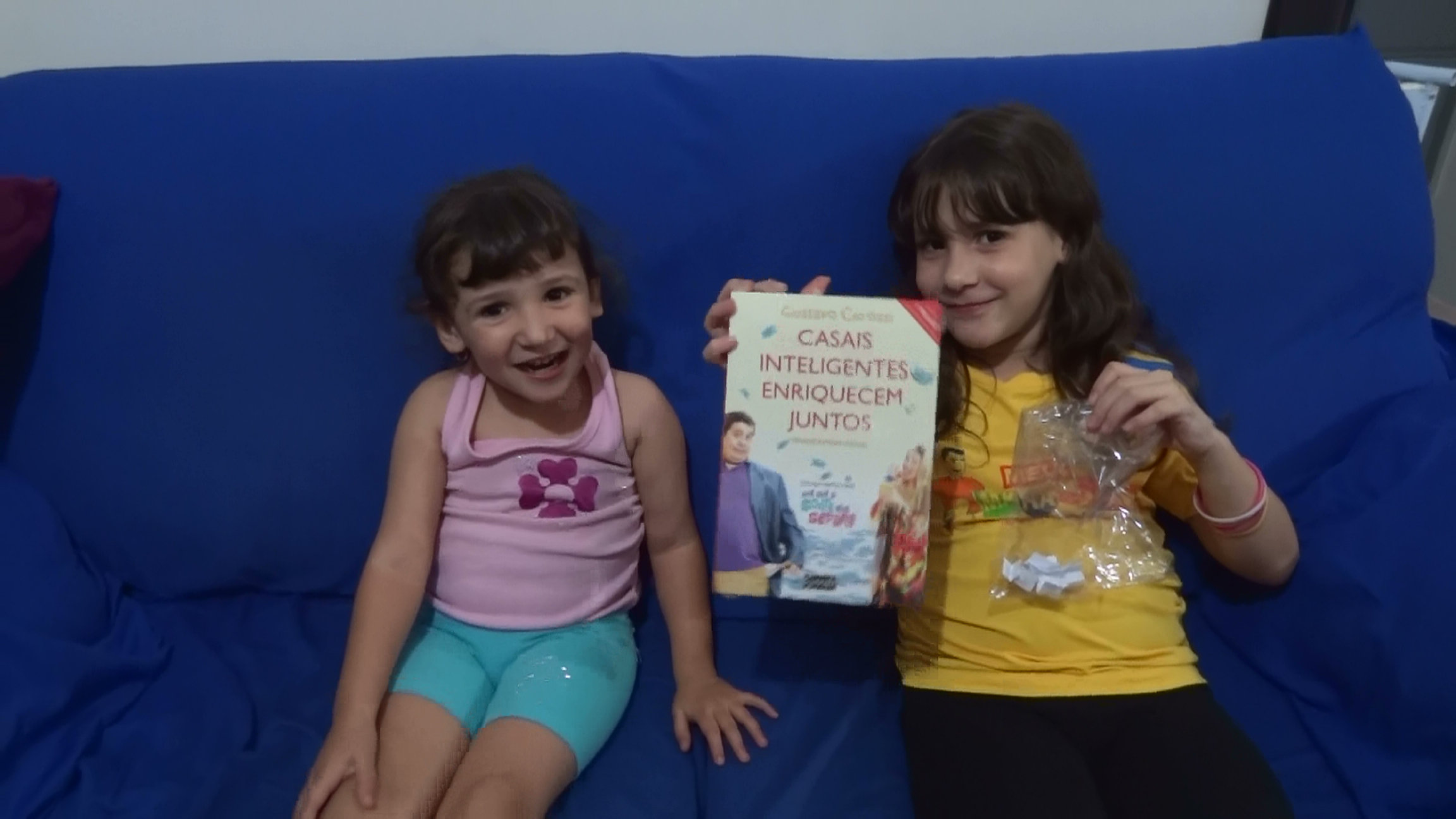 Amanda e Letícia mostrando o livro sorteado