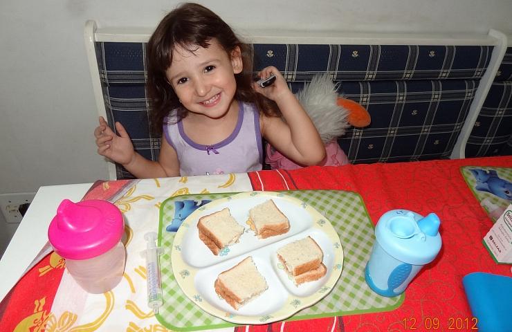 Letícia e seu lanchinho