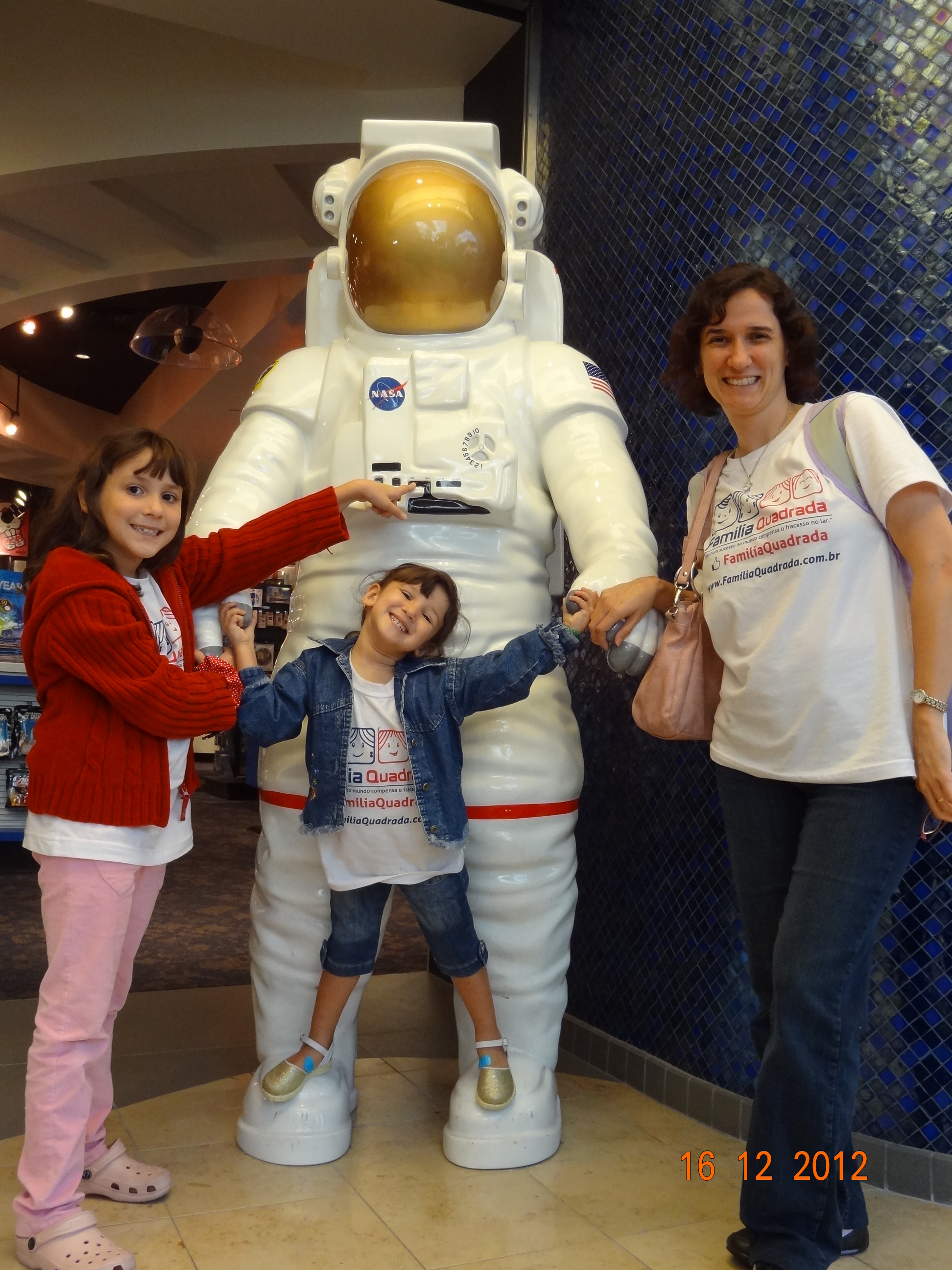 Posando com o astronauta no aeroporto de Orlando