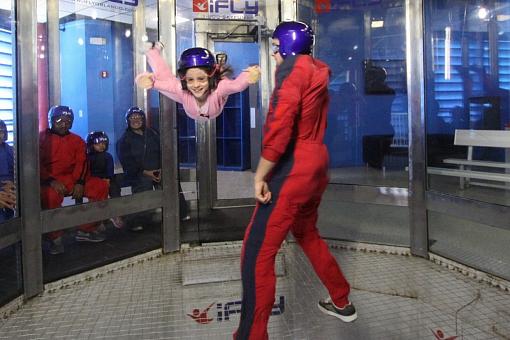 Amanda voando no iFly