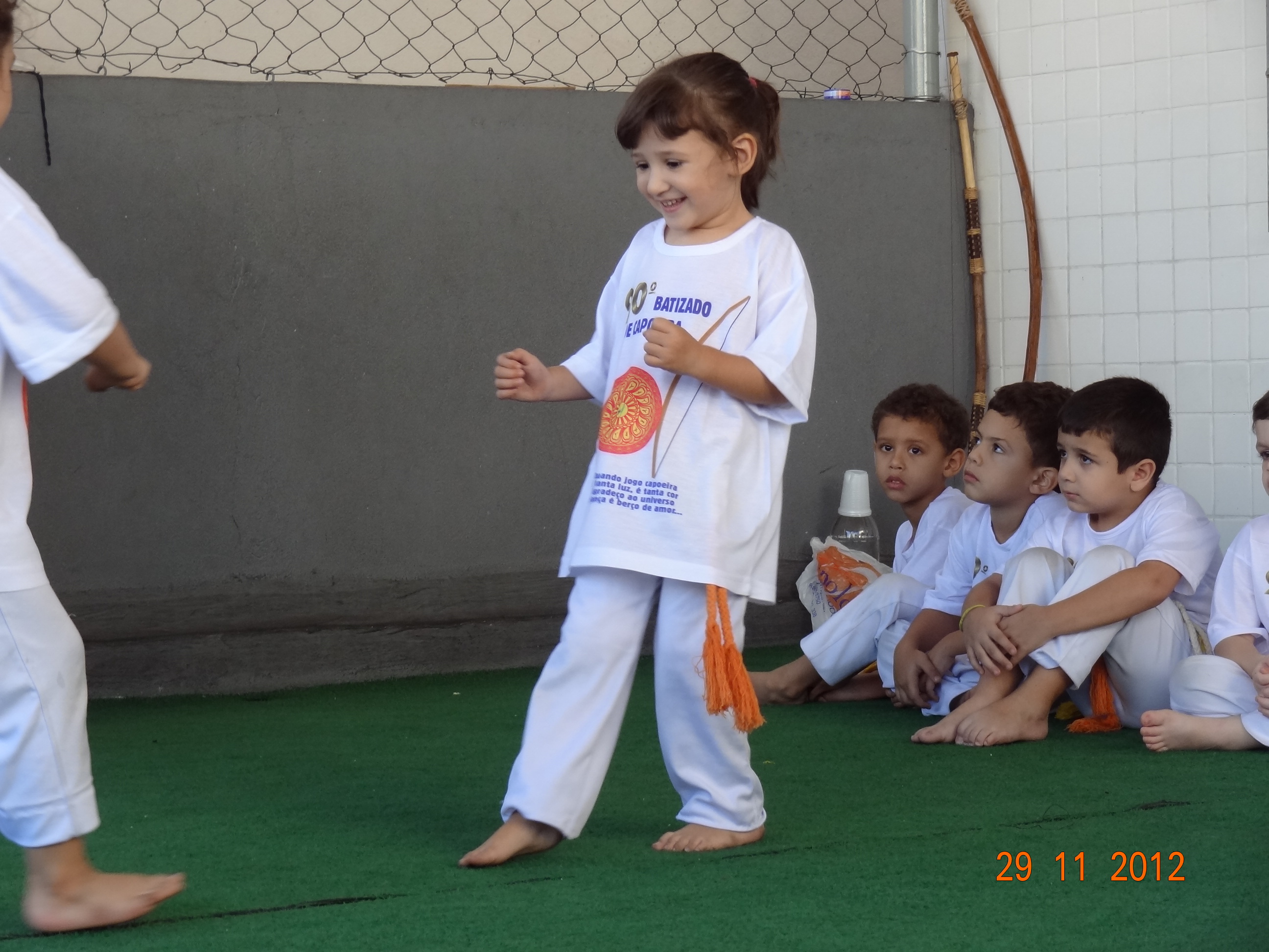 Letícia gingando, toda feliz!