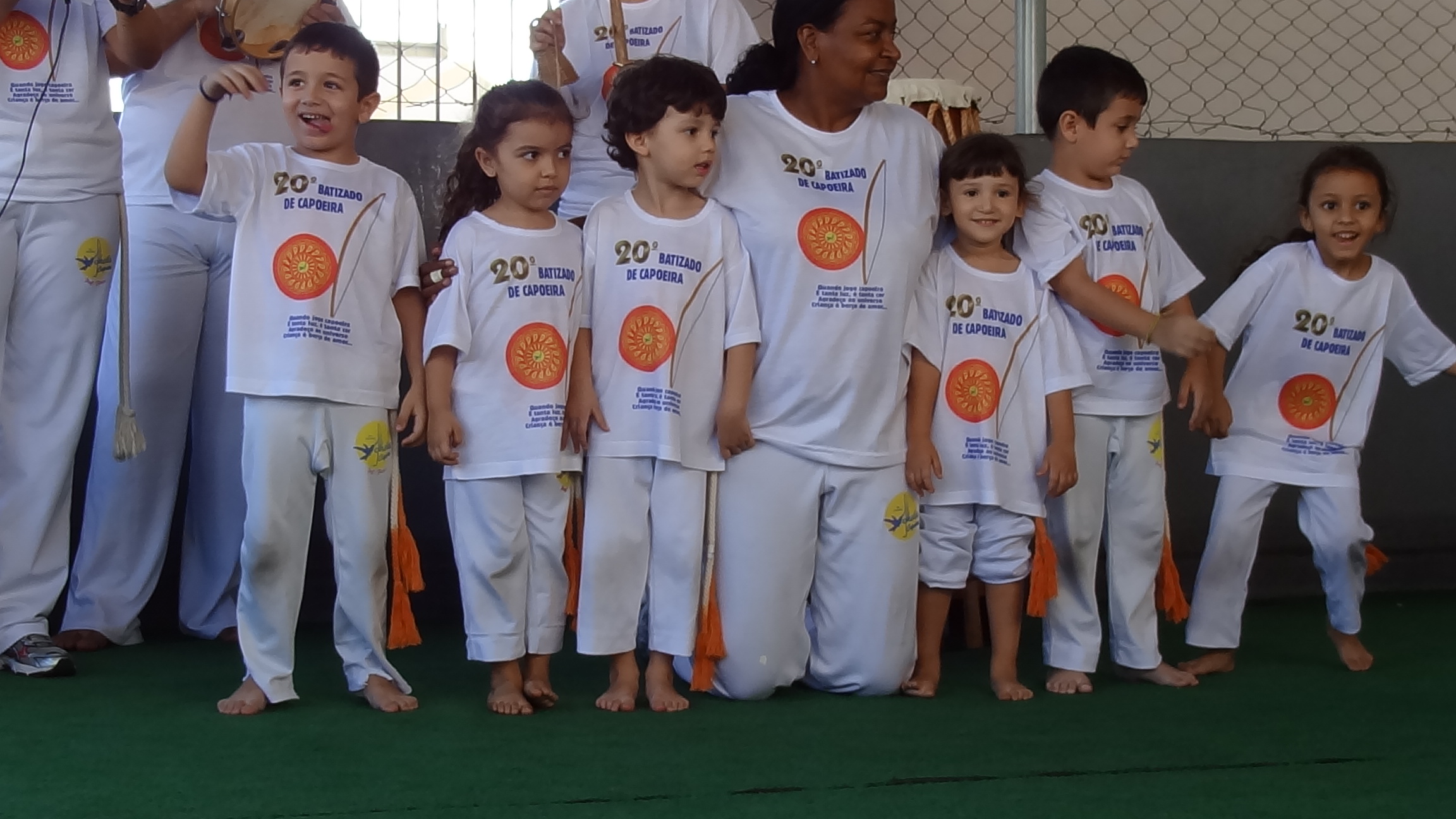 Tia Sheila (a professora) e a turminha das cordinhas laranjas