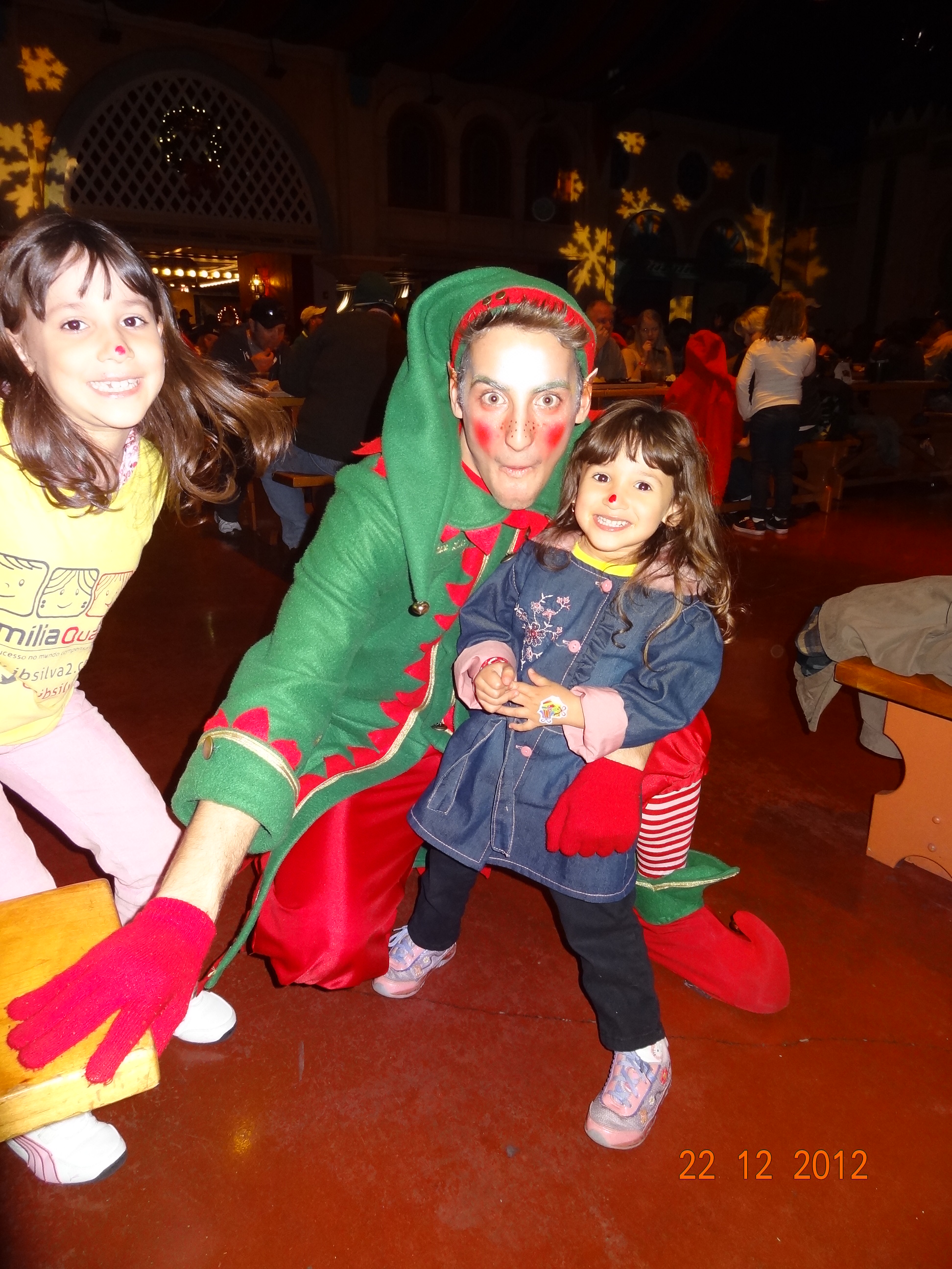 Amanda e Letícia com o Elfo da Mamãe Noel