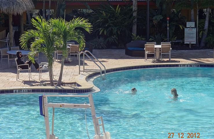 Crianças tomando banho de piscina no frio