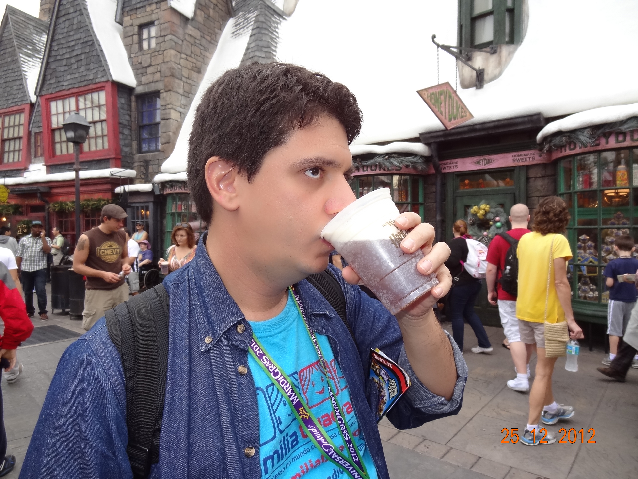 Islands of Adventure: Marcelo bebendo a "cerveja de manteiga" do Harry Potter