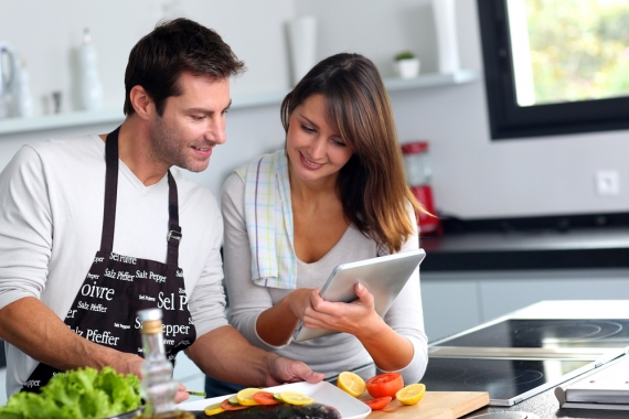 casal cozinhando